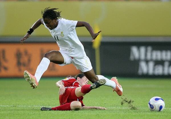 Gloria Foriwa (Ghana, li.) gegen Diana Matheson (Kanada) Fußball WM Damen WM 2007, Nationalmannschaft, Nationaltrikot, Frauen, Frauenfußball, Gruppe C, Kanada - Ghana 4:0 Gruppe o0 Länderspiel, Hangzhou Dynamik, Kampf, Fußball WM Damen WM 2007, Nationalmannschaft, Nationaltrikot, Frauen, Frauenfußball, Gruppe C, Kanada - Ghana 4:0 Gruppe o0 Länderspiel, Hangzhou Dynamik, Kampf,