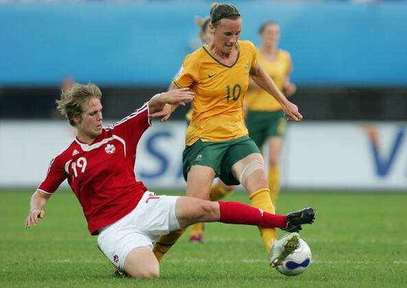 Sophie Schmidt (Kanada, li.) gegen Joanne Peters (Australien) - Fußball Länderspiel Damen WM 2007, Frauenfußball, Frauen, Nationalteam, Nationaltrikot, Gruppe C Gruppe Chengdu Dynamik, Kampf, Fußball Länderspiel Damen WM 2007, Frauenfußball, Frauen, Nationalteam, Nationaltrikot, Gruppe C Gruppe Chengdu Dynamik, Kampf,