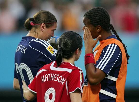 Die Torfrauen Karina Leblanc (re.) und Taryn Swiatek sowie deren Mannschaftskollegin Diana Matheson (alle Kanada) sind enttäuscht - Fußball Länderspiel Damen WM 2007, Frauenfußball, Frauen, Nationalteam, Nationaltrikot, Gruppe C Gruppe Chengdu Enttäuschung, Fußball Länderspiel Damen WM 2007, Frauenfußball, Frauen, Nationalteam, Nationaltrikot, Gruppe C Gruppe Chengdu Enttäuschung,