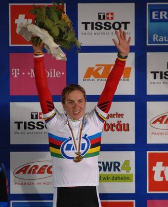 Hanka Kupfernagel (Deutschland) gewinnt die Weltmeisterschaft im Einzelzeitfahren 2007 Radsport WM Damen WM 2007, Straßenradsport, Straße, Rad, Einzelzeitfahren, Zeitfahren Einzelbild Stuttgart Freude Radsport WM Damen WM 2007, Straßenradsport, Straße, Rad, Einzelzeitfahren, Zeitfahren Einzelbild Stuttgart Freude