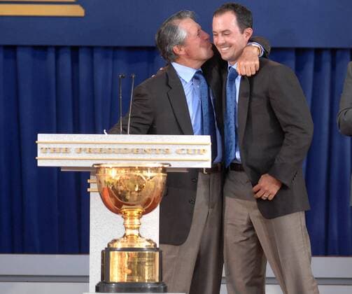 Kapitän Gary Player (Südafrika, li.) nimmt Mike Weir (Kanada beide Team International) während der Eröffnung des Presidents Cup 2007 in den Arm - (MON20070926332) Golf Herren The Presidents Cup 2007, President s, PGA Tour, Eröffnungsfeier, Eröffnung, Feier, Zeremonie, Gruppe Montreal Harmonie Kameradschaft, Golf Herren The Presidents Cup 2007, President s, PGA Tour, Eröffnungsfeier, Eröffnung, Feier, Zeremonie, Gruppe Montreal Harmonie Kameradschaft,