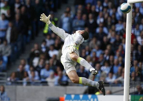 Torwart Shay Given (Newcastle) sieht den Ball in den Winkel fliegen - EDITORIAL USE ONLY. No use with unauthorised audio, video, data, fixture lists, club league logos or live services. Online in-match use limited to 120 images, no video emulation. No use in betting, games or single club league player publications. Fußball Herren English Premier League 2007 2008, 1. Englische Liga, Newcastle United Einzelbild Manchester Dynamik, Fußball Herren English Premier League 2007 2008, 1. Englische Liga, Newcastle United Einzelbild Manchester Dynamik,