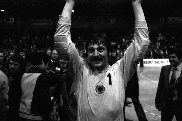 Torwart Manfred Hofmann (BR Deutschland) jubelt nach dem Sieg im Finale der Weltmeisterschaft 1978 Handball WM Herren Weltmeisterschaft 1978, Länderspiel, Nationalteam, Finale, BRD Einzelbild Kopenhagen Freude, Begeisterung, Handball WM Herren Weltmeisterschaft 1978, Länderspiel, Nationalteam, Finale, BRD Einzelbild Kopenhagen Freude, Begeisterung,