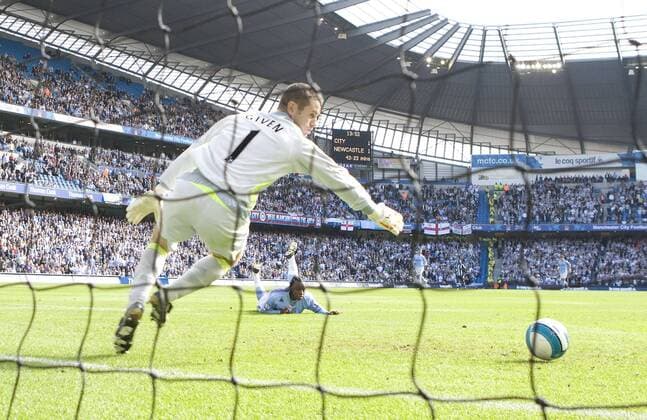 Torwart Shay Given (Newcastle) kassiert ein Tor von Emile Mpenza (Manchester City) - EDITORIAL USE ONLY. No use with unauthorised audio, video, data, fixture lists, club league logos or live services. Online in-match use limited to 120 images, no video emulation. No use in betting, games or single club league player publications. Fußball Herren English Premier League 2007 2008, 1. Englische Liga, Manchester City - Newcastle United 3:1 Gruppe Manchester Dynamik, Fußball Herren English Premier League 2007 2008, 1. Englische Liga, Manchester City - Newcastle United 3:1 Gruppe Manchester Dynamik,