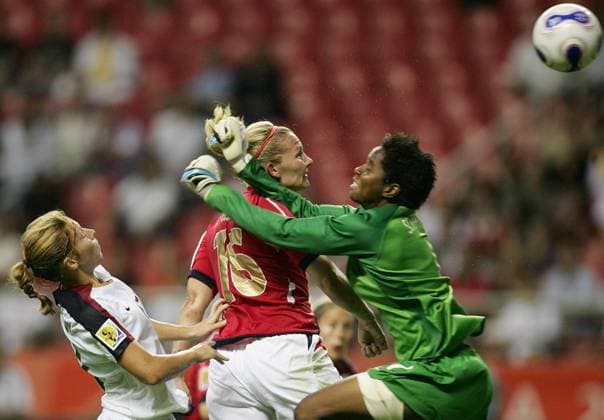 Torfrau Brianna Scurry (USA) gegen Ragnhild Gulbrandsen (Norwegen, Mitte) - Fußball Länderspiel Damen WM 2007, Nationalmannschaft, Nationaltrikot, Frauen Frauenfußball, Spiel um Platz 3 Gruppe Shanghai Dynamik, Fußball Länderspiel Damen WM 2007, Nationalmannschaft, Nationaltrikot, Frauen Frauenfußball, Spiel um Platz 3 Gruppe Shanghai Dynamik,