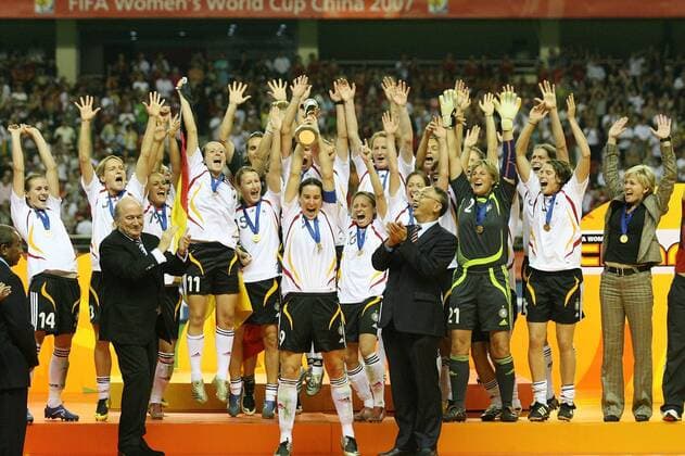 Deutschland ist Weltmeister 2007 - Birgit Prinz (Mitte) präsentiert stolz den Pokal, li. FIFA Präsident Joseph S. Blatter (Schweiz) - Fußball WM Damen WM 2007, Frauen, Frauenfußball, Länderspiel, Nationalteam, Nationaltrikot, Finale, Endspiel Totale Feier, Siegesfeier, feiern Shanghai, Weltmeistertrophäe Freude, Begeisterung, Fußball WM Damen WM 2007, Frauen, Frauenfußball, Länderspiel, Nationalteam, Nationaltrikot, Finale, Endspiel Totale Feier, Siegesfeier, feiern Shanghai, Weltmeistertrophäe Freude, Begeisterung,