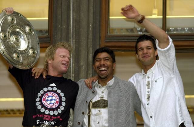 Bayern ist Deutscher Meister 2002 2003, v.li.: Torwart Oliver Kahn, Giovane Elber und Michael Ballack (alle Bayern) präsentieren die Meisterschale auf dem Rathausbalkon Fußball 1. BL Herren Saison 2002 2003, FC Bayern München, Deutscher Meister, Deutsche Meisterschaft, Vdig Gruppe München Freude, Fußball 1. BL Herren Saison 2002 2003, FC Bayern München, Deutscher Meister, Deutsche Meisterschaft, Vdig Gruppe München Freude,