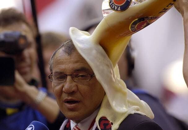 Fußball, FC Bayern München, Deutscher Meister 2006 Trainer Felix Magath (Bayern) wird im Interview zur Deutschen Meisterschaft 2005 2006 von einer Weißbierdusche überrascht Fußball 1. BL Herren Saison 2005 2006, FC Bayern München, Deutscher Meister, deutsche Meisterschaft, Vdig Einzelbild München Fußball 1. BL Herren Saison 2005 2006, FC Bayern München, Deutscher Meister, deutsche Meisterschaft, Vdig Einzelbild München