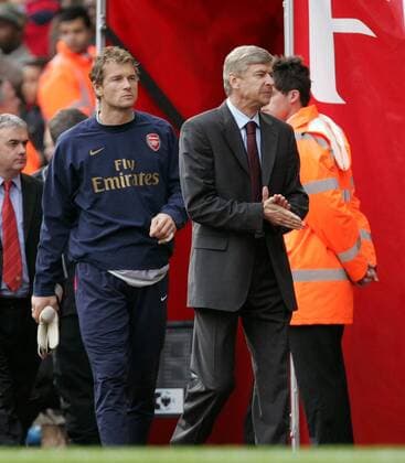 Torwart Jens Lehmann (li.) fixiert Trainer Arsene Wenger (beide Arsenal London) mit grimmigen Blicken - EDITORIAL USE ONLY. No use with unauthorised audio, video, data, fixture lists, club league logos or live services. Online in-match use limited to 120 images, no video emulation. No use in betting, games or single club league player publications. Fußball Herren English Premier League 2007 2008, 1. Englische Liga, Arsenal FC London, Vdig Gruppe London Spannung, Fußball Herren English Premier League 2007 2008, 1. Englische Liga, Arsenal FC London, Vdig Gruppe London Spannung,