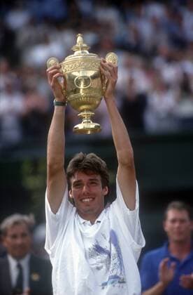 Michael Stich (Deutschland), Wimbledon Sieger 1991, während der Siegerehrung mit dem Pokal Tennis Herren All England Championships 1991, Grand Slam, ATP Tour, Finale Endspiel Vdia Einzelbild Wimbledon London Glück, Freude, Tennis Herren All England Championships 1991, Grand Slam, ATP Tour, Finale Endspiel Vdia Einzelbild Wimbledon London Glück, Freude,