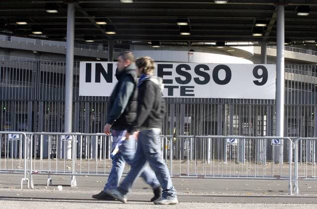 Zwei Fußballfans vor den geschlossen Toren des Giuseppe Meazza Stadions; das Spiel zwischen Inter Mailand und Lazio Rom wurde aufgrund eines tödliche Zwischenfalls mit einem Fan abgesagt - Fußball Herren Serie A 2007 2008, 1. Italienische Liga, FC Internazionale Mailand - Lazio Rom Gruppe San Siro o0 Krawall, Krawalle, Ausschreitungen, Mailand o0 Fanausschreitungen, Randale Fußball Herren Serie A 2007 2008, 1. Italienische Liga, FC Internazionale Mailand - Lazio Rom Gruppe San Siro o0 Krawall, Krawalle, Ausschreitungen, Mailand o0 Fanausschreitungen, Randale