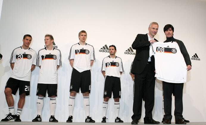 Adidas Europa Chef Roland Auschel (2.v.re.) übergibt Bundestrainer Joachim Löw (re.) das neue Adidas Nationaltrikot für die EURO 2008 mit v.li.: Lukas Podolski, Bastian Schweinsteiger, Per Mertesacker und Oliver Neuville (alle Deutschland) Fußball EM Herren Vorschau 2007, EM 2008, Nationalteam, Nationaltrikot, Präsentation, Pressetermin, Gruppe Manager, People, Unternehmensführung, Hannover o0 Trikotvorstellung, Trikot Trikotpräsentation Fußball EM Herren Vorschau 2007, EM 2008, Nationalteam, Nationaltrikot, Präsentation, Pressetermin, Gruppe Manager, People, Unternehmensführung, Hannover o0 Trikotvorstellung, Trikot Trikotpräsentation