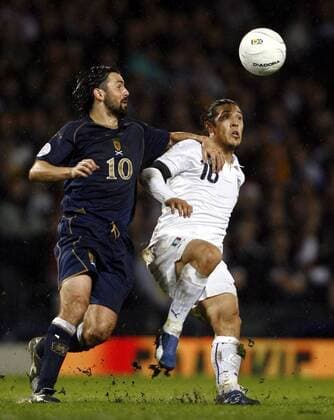 Mauro Camoranesi (Italien, re.) gegen Paul Hartley (Schottland) - EDITORIAL USE ONLY. No use with unauthorised audio, video, data, fixture lists, club league logos or live services. Online in-match use limited to 120 images, no video emulation. No use in betting, games or single club league player publications. Fußball Länderspiel Herren EM Qualifikation 2007, Nationalteam, Nationaltrikot, Schottland - Italien 1:2 Gruppe Glasgow Dynamik, Fußball Länderspiel Herren EM Qualifikation 2007, Nationalteam, Nationaltrikot, Schottland - Italien 1:2 Gruppe Glasgow Dynamik,