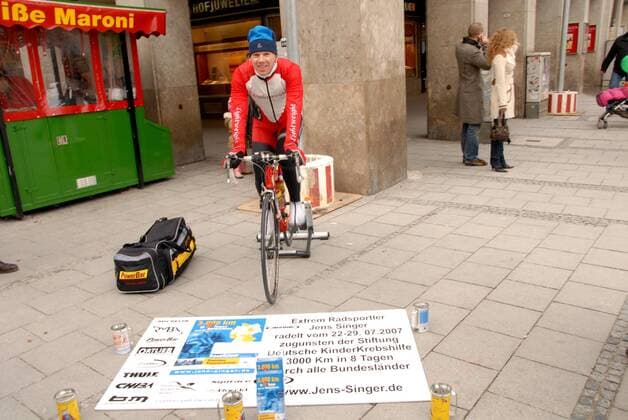 Extremradsportler Jens Singer (Deutschland) sammelt auf dem Münchner Marienplatz für die Stiftung Deutsche KinderKrebsHilfe Radsport Herren Extremsport 2007, Extrem, Straßenradsport, Straße, Rad, Soziales Engagement, Sozialengagement Einzelbild Marienplatz München Radsport Herren Extremsport 2007, Extrem, Straßenradsport, Straße, Rad, Soziales Engagement, Sozialengagement Einzelbild Marienplatz München