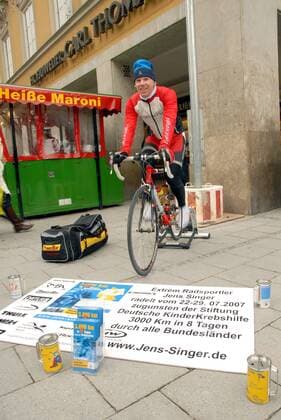 Extremradsportler Jens Singer (Deutschland) sammelt auf dem Münchner Marienplatz für die Stiftung Deutsche KinderKrebsHilfe Radsport Herren Extremsport 2007, Extrem, Straßenradsport, Straße, Rad, Soziales Engagement, Sozialengagement Einzelbild Marienplatz München Radsport Herren Extremsport 2007, Extrem, Straßenradsport, Straße, Rad, Soziales Engagement, Sozialengagement Einzelbild Marienplatz München