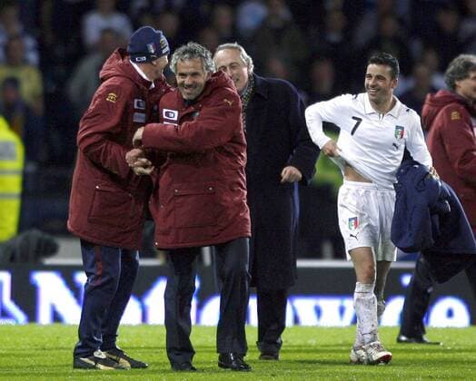 Schlussjubel Italien, u.a. Nationaltrainer Roberto Donadoni (2.v.li.) - EDITORIAL USE ONLY. No use with unauthorised audio, video, data, fixture lists, club league logos or live services. Online in-match use limited to 120 images, no video emulation. No use in betting, games or single club league player publications. Fußball Länderspiel Herren EM Qualifikation 2007, Nationalteam, Nationaltrikot Gruppe Glasgow Freude, Fußball Länderspiel Herren EM Qualifikation 2007, Nationalteam, Nationaltrikot Gruppe Glasgow Freude,