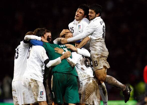 Torjubel Italien, u.a. Gennaro Gattuso (re.) - Fußball Länderspiel Herren EM Qualifikation 2007, Nationalteam, Nationaltrikot, Italien Gruppe Glasgow Freude, Begeisterung, Fußball Länderspiel Herren EM Qualifikation 2007, Nationalteam, Nationaltrikot, Italien Gruppe Glasgow Freude, Begeisterung,