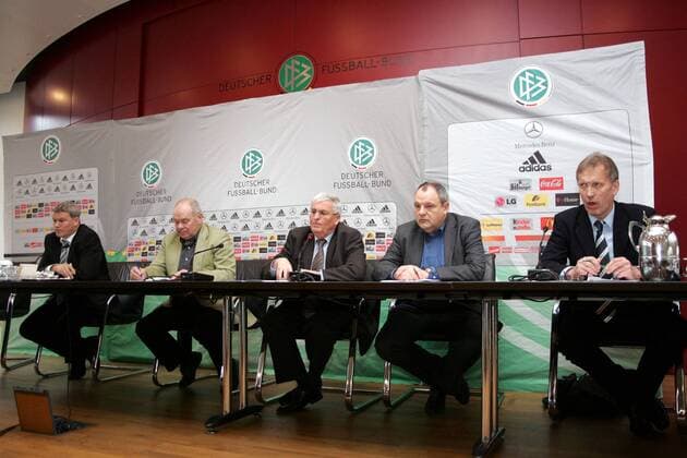 Pressekonferenz zur DFB Trainertagung, v.re.: Trainer Horst Kriete, DFB Pressesprecher Harald Stenger, DFB Präsident Dr. Theo Zwanziger, Klaus Schlappner (alle Deutschland) Fußball Herren DFB Trainertagung 2007, Tagung, Pressekonferenz, Pressetermin Gruppe Frankfurt M. Nachdenklichkeit, Fußball Herren DFB Trainertagung 2007, Tagung, Pressekonferenz, Pressetermin Gruppe Frankfurt M. Nachdenklichkeit,