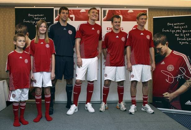 Präsentation des neuen dänischen Nationaltrikots, v.re.: Jon Dahl Tomasson, Daniel Jensen, Nicklas Bendtner und Torwart Thomas Sörensen - Fußball Herren Nationalmannschaft 2007, Pressekonferenz, Pressetermin, Präsentation, Gruppe Fußball Herren Nationalmannschaft 2007, Pressekonferenz, Pressetermin, Präsentation, Gruppe