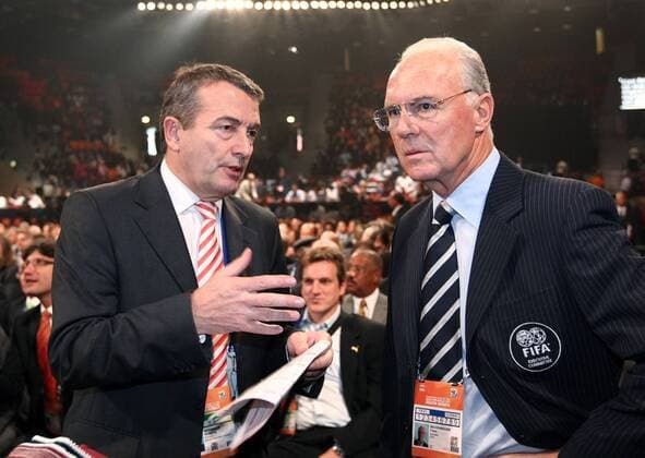 DFB Generalsekretär Wolfgang Niersbach (li.) und Franz Beckenbauer (beide Deutschland) anlässlich der Auslosung der Qualifikationsgruppen zur WM 2010 in Durban im Gespräch, hi. Teammanager Andreas Herzog (Österreich) - Fußball WM Herren Vorschau 2007, WM 2010, Auslosung, Gruppenauslosung, Qualifikationsgruppenauslosung, Qualifikation Gruppe Durban Fußball WM Herren Vorschau 2007, WM 2010, Auslosung, Gruppenauslosung, Qualifikationsgruppenauslosung, Qualifikation Gruppe Durban