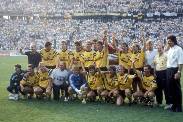 Fußball, DFB-Pokalfinale 1988 1989, Borussia Dortmund - SV Werder Bremen DFB Pokalsieger BVB, hi.v.li.: Trainer Köppel, Dickel, Helmer, Zorc, Conrad, Henke, Storck, Torwart Meyer, Kroth, Rummenigge, Ruländer, Huber, Gerster, vorn: xxx, Breitzke, Kutowski, Wiegand, Torwart de Beer, Möller, Mill, McLeod, Lusch Fußball Herren DEUTSCHSPRACHIGE SPORTZEITSCHRIFTEN UND -ZEITUNGEN NUR NACH RÜCKSPRACHE - DFB Pokal 1988 1989 Totale Siegerfoto Berlin Freude, Begeisterung, Fußball Herren DEUTSCHSPRACHIGE SPORTZEITSCHRIFTEN UND -ZEITUNGEN NUR NACH RÜCKSPRACHE - DFB Pokal 1988 1989 Totale Siegerfoto Berlin Freude, Begeisterung,