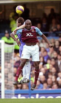 Carlton Cole (West Ham, re.) gegen John Terry (Chelsea) - EDITORIAL USE ONLY. No use with unauthorised audio, video, data, fixture lists, club league logos or live services. Online in-match use limited to 120 images, no video emulation. No use in betting, games or single club league player publications. Fußball Herren English Premier League 2007 2008, 1. Englische Liga, Chelsea FC London - West Ham United 1:0 Gruppe London Dynamik, Fußball Herren English Premier League 2007 2008, 1. Englische Liga, Chelsea FC London - West Ham United 1:0 Gruppe London Dynamik,