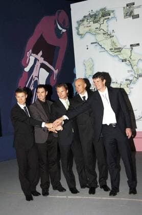 Präsentation Streckenverlauf Giro d Italia 2008, v.li.: Damiano Cunego (Lampre Fondital), Gilberto Simoni (Saunier Duval Prodir), Danilo di Luca (LPR Tenax), Stefano Garzelli (Acqua e Sapone), Paolo Savoldelli ... - Radsport Herren Vorschau 2007 Giro d Italia 2008, dItalia, Präsentation, Pressetermin, Straßenradsport, Straße, Rad, Gruppe Alle für einen, Gestik Zusammenhalt zusammenhalten Mailand, einig, Einigkeit Harmonie, Freude, Kameradschaft, Radsport Herren Vorschau 2007 Giro d Italia 2008, dItalia, Präsentation, Pressetermin, Straßenradsport, Straße, Rad, Gruppe Alle für einen, Gestik Zusammenhalt zusammenhalten Mailand, einig, Einigkeit Harmonie, Freude, Kameradschaft,