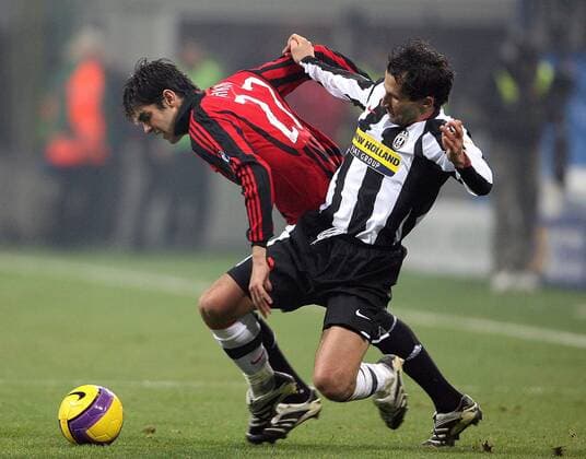 Kaka (AC Mailand, hi.) gegen Hasan Salihamidzic (Juventus Turin) - Fußball Herren Serie A 2007 2008, 1. Italienische Liga, AC Mailand - Juventus Turin 0:0, Milan, Juve Gruppe Mailand Dynamik, Fußball Herren Serie A 2007 2008, 1. Italienische Liga, AC Mailand - Juventus Turin 0:0, Milan, Juve Gruppe Mailand Dynamik,