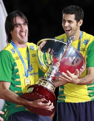 Rodrigo Santana (li.) und Dante Guimares Amaral (beide Brasilien) bejubeln den Gewinn des Weltcups 2007 in Tokio - Volleyball Herren World Cup 2007, Worldcup, Weltcup, Welt, WC, Nationalteam, Nationaltrikot o0 Länderspiel Gruppe Tokio, Tokyo Freude, Volleyball Herren World Cup 2007, Worldcup, Weltcup, Welt, WC, Nationalteam, Nationaltrikot o0 Länderspiel Gruppe Tokio, Tokyo Freude,