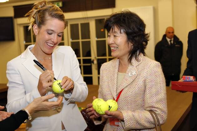Justine Henin (Belgien, li.) schreibt der chinesischen Botschafterin Qiyue Zhang, anlässlich der Eröffnung der Tennisschule Club Justine N1, fleißig Autogramme - Tennis Damen Einweihung Tennisschule 2007, Eröffnung, Tennisclub, Schule, Club Justine N1, N 1, Gruppe China, chinesischer, chinesische Limelette Freude, Tennis Damen Einweihung Tennisschule 2007, Eröffnung, Tennisclub, Schule, Club Justine N1, N 1, Gruppe China, chinesischer, chinesische Limelette Freude,