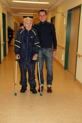 Robert Bartko (re.) besucht Patient Otto Ziege (beide Deutschland), Sportdirektor des Berliner Sechstagerennens, im Krankenhaus Spandau Radsport Herren Krankenhausbesuch 2007, Krankenhaus Besuch, Rad, Bahnrad, Bahn, Radrennsport, Gruppe o0 Sixdays Sechstagerennen Sechs Tage Rennen Six Berlin o0 Days Sechstage Klinik Hospital Harmonie Radsport Herren Krankenhausbesuch 2007, Krankenhaus Besuch, Rad, Bahnrad, Bahn, Radrennsport, Gruppe o0 Sixdays Sechstagerennen Sechs Tage Rennen Six Berlin o0 Days Sechstage Klinik Hospital Harmonie