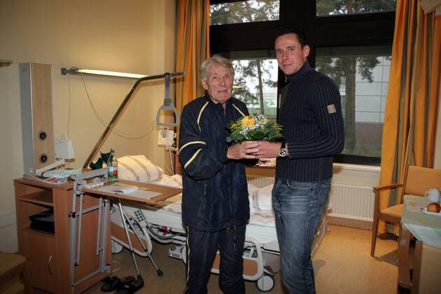 Robert Bartko (re.) besucht Patient Otto Ziege (beide Deutschland), Sportdirektor des Berliner Sechstagerennens, am Krankenbett im Krankenhaus Spandau Radsport Herren Krankenhausbesuch 2007, Krankenhaus Besuch, Rad, Bahnrad, Bahn, Radrennsport, Gruppe o0 Sixdays Sechstagerennen Sechs Tage Rennen Six Berlin o0 Days Sechstage Klinik Hospital Harmonie Radsport Herren Krankenhausbesuch 2007, Krankenhaus Besuch, Rad, Bahnrad, Bahn, Radrennsport, Gruppe o0 Sixdays Sechstagerennen Sechs Tage Rennen Six Berlin o0 Days Sechstage Klinik Hospital Harmonie