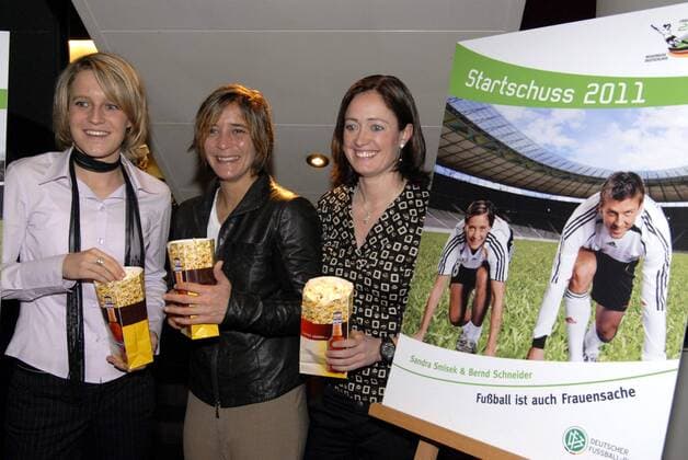 Sandra Smisek (Mitte), Saskia Bartusiak (li.) und Renate Lingor (alle Deutschland alle 1. FFC Frankfurt) anlässlich der Premiere des Dokumentarfilms Die besten Frauen der Welt Fußball WM Damen Filmpremiere 2007, Kinopremiere, Film, Kino, Kinofilm, Nationalmannschaft, Frauen Frauenfußball Gruppe Fußball WM Damen Filmpremiere 2007, Kinopremiere, Film, Kino, Kinofilm, Nationalmannschaft, Frauen Frauenfußball Gruppe
