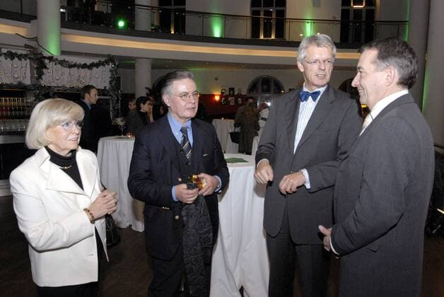 Premiere des Dokumentarfilms Die besten Frauen der Welt, v. re.: DFB Generalsekretär Wolfgang Niersbach, HR Intendant Dr. Helmut Reitze und Wilfried Straub, DFB Vizepräsident und Geschäftsführender Vorsitzender der DFL, mit Gattin (alle Deutschland) Fußball Damen Filmpremiere 2007, Kinopremiere, Film, Kino, Kinofilm, Nationalmannschaft, Frauen Frauenfußball Gruppe o0 WM Fußball Damen Filmpremiere 2007, Kinopremiere, Film, Kino, Kinofilm, Nationalmannschaft, Frauen Frauenfußball Gruppe o0 WM