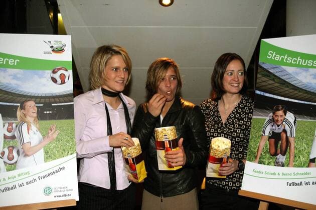 Sandra Smisek (Mitte), Saskia Bartusiak (li.) und Renate Lingor (alle Deutschland alle 1. FFC Frankfurt) anlässlich der Premiere des Dokumentarfilms Die besten Frauen der Welt Fußball WM Damen Filmpremiere 2007, Kinopremiere, Film, Kino, Kinofilm, Nationalmannschaft, Frauen, Frauenfußball Gruppe Fußball WM Damen Filmpremiere 2007, Kinopremiere, Film, Kino, Kinofilm, Nationalmannschaft, Frauen, Frauenfußball Gruppe