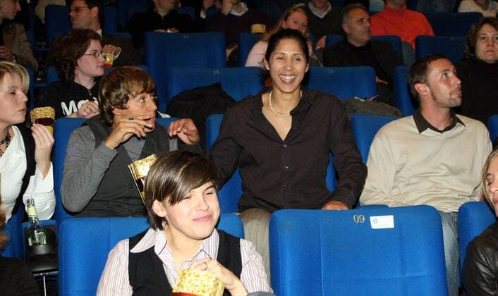 Steffi Jones (Mitte), Melanie Soyah (li.) und Ariane Hingst (alle Deutschland) anlässlich der Premiere des Dokumentarfilms Die besten Frauen der Welt Fußball Damen Filmpremiere 2007, Kinopremiere, Film, Kino, Kinofilm, Nationalmannschaft, Frauen, Frauenfußball Gruppe o0 WM Fußball Damen Filmpremiere 2007, Kinopremiere, Film, Kino, Kinofilm, Nationalmannschaft, Frauen, Frauenfußball Gruppe o0 WM