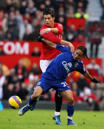 Cristiano Ronaldo (Manchester United, li.) gegen Steven Pienaar (Everton) - EDITORIAL USE ONLY. No use with unauthorised audio, video, data, fixture lists, club league logos or live services. Online in-match use limited to 120 images, no video emulation. No use in betting, games or single club league player publications. Fußball Herren English Premier League 2007 2008, 1. Englische Liga, Manchester United - FC Everton 2:1, ManU Gruppe Manchester Dynamik, Fußball Herren English Premier League 2007 2008, 1. Englische Liga, Manchester United - FC Everton 2:1, ManU Gruppe Manchester Dynamik,