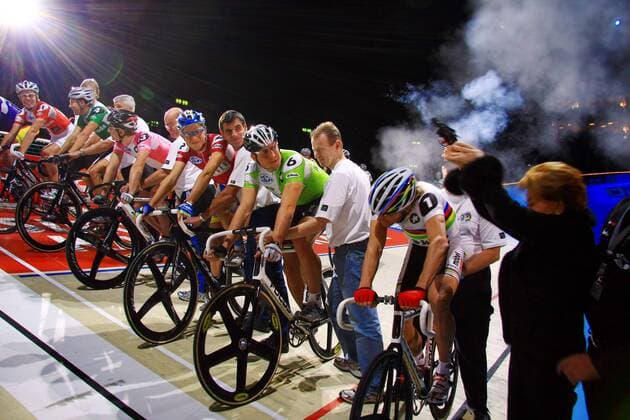 Sängerin Lys Assia (Schweiz) gibt den Startschuss während des Zürcher Sechstagerennens 2007, Fahrer fürchten um ihre Trommelfelle Radsport Herren Zürcher 6 Tage Rennen 2007, Sechstagerennen, Sechstage, Sechs, Sixdays, six days, Rad, Halle, Indoor Totale o0 people Kunst Züricher Zürich Radsport Herren Zürcher 6 Tage Rennen 2007, Sechstagerennen, Sechstage, Sechs, Sixdays, six days, Rad, Halle, Indoor Totale o0 people Kunst Züricher Zürich