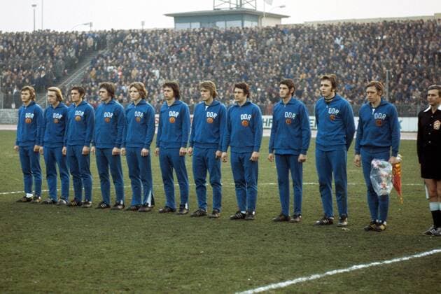 Mannschaftsbild DDR v.li.: Konrad Weise, Joachim Streich, Reinhard Lauck, Lothar Kurbjuweit, Joachim Fritsche, Jürgen Sparwasser, Rüdiger Schnuphase, Eberhard Vogel, Hans Bert Matoul, Torwart Jürgen Croy, Bernd Bransch Fußball Länderspiel Herren DEUTSCHSPRACHIGE SPORTZEITSCHRIFTEN UND -ZEITUNGEN NUR NACH RÜCKSPRACHE Nationalmannschaft 1974 Vdia Totale Berlin Fußball Länderspiel Herren DEUTSCHSPRACHIGE SPORTZEITSCHRIFTEN UND -ZEITUNGEN NUR NACH RÜCKSPRACHE Nationalmannschaft 1974 Vdia Totale Berlin