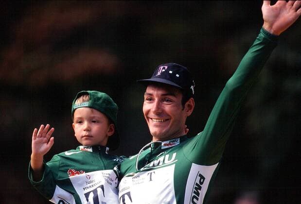 Erik Zabel (Deutschland Team Telekom) sowie Sohn Rick im grünen Trikot bei der Siegerehrung zur Schlussetappe der Tour de France 1997 Radsport Herren Straßenradsport 1997, Straße, Rad, Tour de France Gruppe Paris, Champs Elysees, Elysee Freude, Radsport Herren Straßenradsport 1997, Straße, Rad, Tour de France Gruppe Paris, Champs Elysees, Elysee Freude,