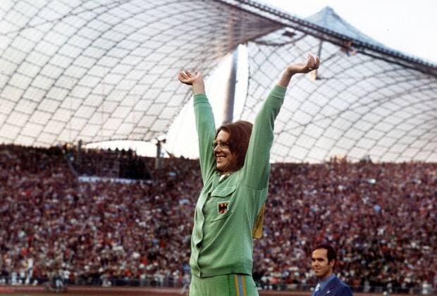 Heide Rosendahl (BR Deutschland) jubelt anlässlich ihres Olympiasieges 1972 im Weitsprung Leichtathletik OS Sommer Damen Olympische Spiele 1972, Sommerspiele, Weitsprung, weit Einzelbild Heidemarie Ecker München Begeisterung, Freude, Leichtathletik OS Sommer Damen Olympische Spiele 1972, Sommerspiele, Weitsprung, weit Einzelbild Heidemarie Ecker München Begeisterung, Freude,