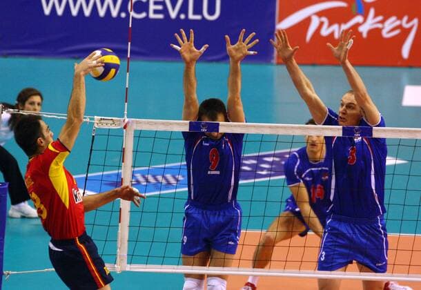 Israel Rodriguez (Spanien, li.) gegen Nikola Grbic (Serbien, Mitte) - Volleyball Herren Olympiaqualifikation 2008, Olympia Qualifikation, Nationalteam, Nationaltrikot Gruppe Izmir Dynamik, Volleyball Herren Olympiaqualifikation 2008, Olympia Qualifikation, Nationalteam, Nationaltrikot Gruppe Izmir Dynamik,