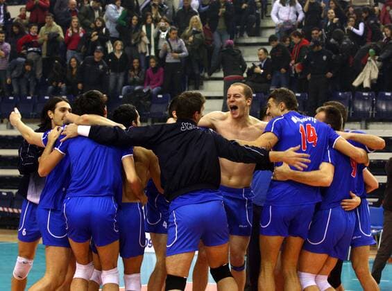 Serbien löst sein Olympiaticket 2008 - Volleyball Länderspiel Herren Olympiaqualifikation 2008, Olympia Qualifikation, Nationalteam, Nationaltrikot Totale Izmir Freude, Begeisterung, Volleyball Länderspiel Herren Olympiaqualifikation 2008, Olympia Qualifikation, Nationalteam, Nationaltrikot Totale Izmir Freude, Begeisterung,