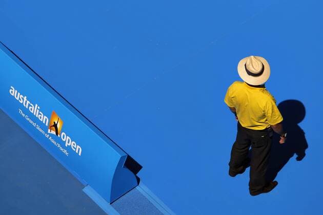 Sicherheitskraft wacht bei den Australian Open 2008 über den neuen blauen Belag - Tennis Herren Australian Open 2008, ATP Tour, Grand Slam, Hartplatz, Hardcourt, Hartplatztennis, Hartplatzturnier Einzelbild blau blauer Kunststoffbelag, Belag Melbourne neu, neuer, Tennisbelag, Boden Tennis Herren Australian Open 2008, ATP Tour, Grand Slam, Hartplatz, Hardcourt, Hartplatztennis, Hartplatzturnier Einzelbild blau blauer Kunststoffbelag, Belag Melbourne neu, neuer, Tennisbelag, Boden