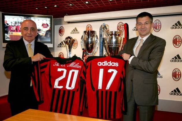 Vizepräsident Adriano Galliani (AC Mailand, li.) und Vorstandsvorsitzender Herbert Hainer (Adidas Salomon AG Deutschland) verlängern ihre erfolgreiche Zusammenarbeit mit einem neuen Ausrüstervertrag bis 2017 - Fußball Herren Serie A 2007 2008, 1. Italienische Liga, Milan, Wirtschaft, Vertrag, Verlängerung, Gruppe Trikot, Trikots, Präsentation, Vorsitzender Mailand, Schriftzug, Fußball Herren Serie A 2007 2008, 1. Italienische Liga, Milan, Wirtschaft, Vertrag, Verlängerung, Gruppe Trikot, Trikots, Präsentation, Vorsitzender Mailand, Schriftzug,