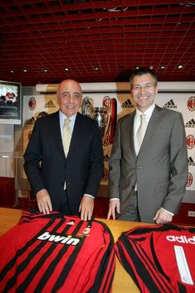 Vizepräsident Adriano Galliani (AC Mailand, li.) und Vorstandsvorsitzender Herbert Hainer (Adidas Salomon AG Deutschland) verlängern ihre erfolgreiche Zusammenarbeit mit einem neuen Ausrüstervertrag - Fußball Herren Serie A 2007 2008, 1. Italienische Liga, Milan, Wirtschaft, Vertrag, Verlängerung, Gruppe Trikot, Präsentation, Vorsitzender Mailand, lachen, lächeln Freude, Fußball Herren Serie A 2007 2008, 1. Italienische Liga, Milan, Wirtschaft, Vertrag, Verlängerung, Gruppe Trikot, Präsentation, Vorsitzender Mailand, lachen, lächeln Freude,