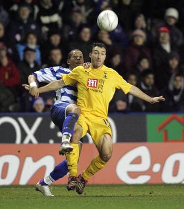 Steed Malbranque (Tottenham Hotspur, re.) gegen Liam Rosenior (Reading) - EDITORIAL USE ONLY. No use with unauthorised audio, video, data, fixture lists, club league logos or live services. Online in-match use limited to 120 images, no video emulation. No use in betting, games or single club league player publications. Fußball Herren FA Cup 2007 2008, Englischer Pokal, Pokalspiel, Reading FC - Tottenham Hotspurs 0:1, Spurs Gruppe Reading Dynamik, Fußball Herren FA Cup 2007 2008, Englischer Pokal, Pokalspiel, Reading FC - Tottenham Hotspurs 0:1, Spurs Gruppe Reading Dynamik,