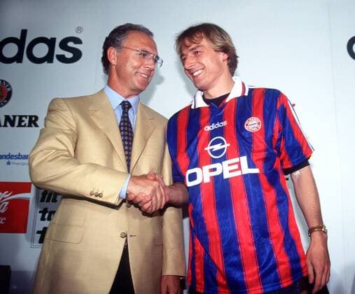 Präsident Franz Beckenbauer (li.) und Jürgen Klinsmann (beide Bayern) in seinem neuen Trikot Fußball 1. BL Herren Saison 1995 1996, FC Bayern München, Pressekonferenz, Präsentation, Pressetermin, Gruppe München Fußball 1. BL Herren Saison 1995 1996, FC Bayern München, Pressekonferenz, Präsentation, Pressetermin, Gruppe München