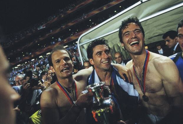 Fußball, EM Finale 2004 in Lissabon, Portugal - Griechenland 0:1 Europameister Griechenland v.re.: Zisis Vryzas, Theodoros Zagorakis und Angelos Basinas präsentieren halbnackt den Pokal - (200410151910414) Fußball EM Herren Euro 2004, Nationalteam, Länderspiel, Finale, Gruppe Lissabon Freude, Begeisterung, Fußball EM Herren Euro 2004, Nationalteam, Länderspiel, Finale, Gruppe Lissabon Freude, Begeisterung,