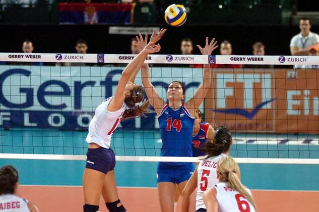 Marina Katic (Kroatien, li.) gegen Aleksandra Avramovic (Serbien) Volleyball Länderspiel Damen Olympiaqualifikation 2008, Olympia Qualifikation, Nationalmannschaft, Nationaltrikot, Gruppe Halle Westfalen Dynamik, Volleyball Länderspiel Damen Olympiaqualifikation 2008, Olympia Qualifikation, Nationalmannschaft, Nationaltrikot, Gruppe Halle Westfalen Dynamik,